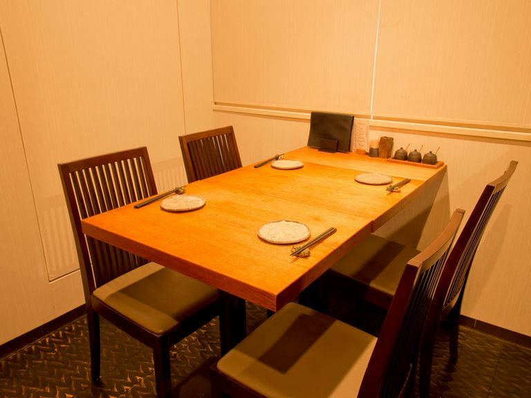 周囲を気にせず友達と過ごせるテーブル席