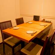 テーブル席は2つ。ちょっと違うスペースに設置されているので、周囲が気にならないのが特徴です。気の合う友達同士での使用や女子会にも理想的。ヘルシーな料理が多いので、女性にも喜ばれるはず。