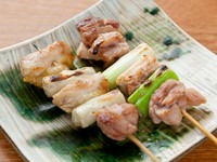 定番メニューの一つ。国産ねぎの香ばしさと甘さがいいアクセントとなって、鶏肉が持つ本来のうまみを引き立てます。