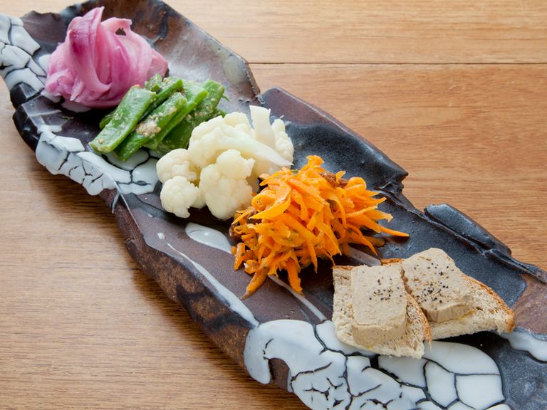 地元の食材を使用し、素材のおいしさを引き立てる『前菜も盛り合わせ（お任せ5種）』