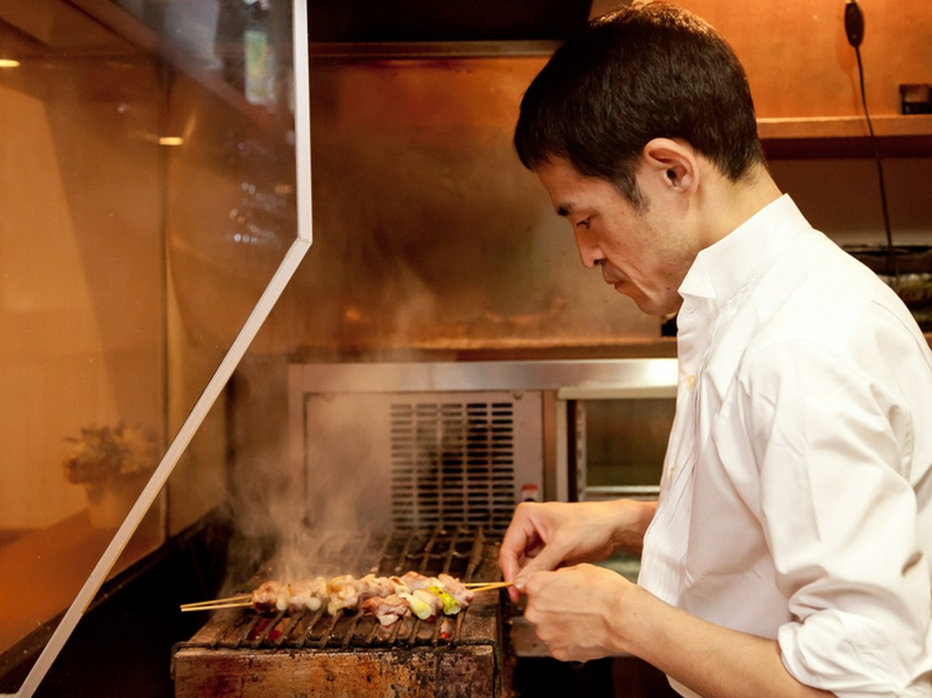 こだわりの鶏肉を、備長炭をつかって香ばしく焼き上げる