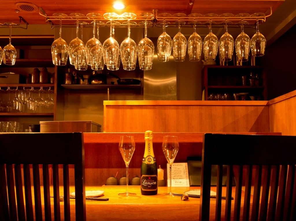 ゆったりと落ち着いた空間で、極上やきとりと酒を味わう