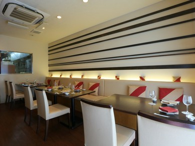 お洒落で温かみのある雰囲気の中、中国料理を愉しんで