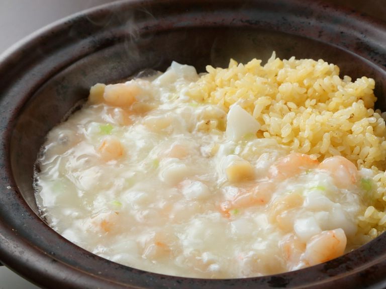 優しくとろみのある味わいが広がる『海鮮土鍋あんかけ炒飯』
