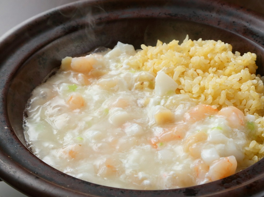優しくとろみのある味わいが広がる『海鮮土鍋あんかけ炒飯』