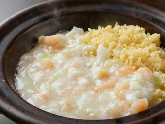 優しくとろみのある味わいが広がる『海鮮土鍋あんかけ炒飯』