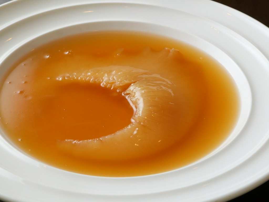 一度食べるとやみつきに。リピーターの多い一品『ふかひれの姿煮込み広東風』