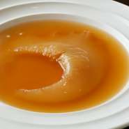丁寧に下処理をしたふかひれの曲線が美しい。一口ごとにふかひれの繊維に絡むスープの芳醇な薫りと旨みが、口の中を満たします。※値段に応じて、様々な大きさをご用意。