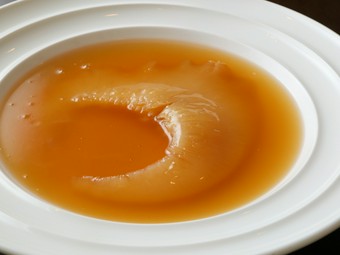 一度食べるとやみつきに。リピーターの多い一品『ふかひれの姿煮込み広東風』