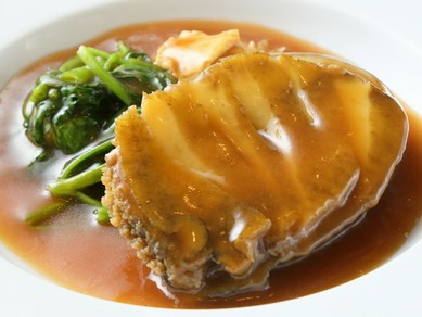 【かなめ】を訪れたら外せない一皿『長崎県対馬産活けあわびの煮込み』