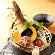 旬の美味しさを味わうなら鳥魚で♪鮮魚はじめ、野菜も旬の食材を使った各種コースをご用意しております！
懇親会や同窓会などにも◎個室感覚でお使いいただける広々テーブル席もございます。