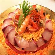 普通のケーキはもう飽きた、甘いものが苦手という方も安心。新鮮魚介をふんだんにちりばめた、見た目も華やかな豪華『寿司ケーキ』をご用意いたします（要予約）。詳細はお気軽に店舗まで。