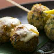 朝びきの鶏を使用した自家製つくね！　こだわりの黄身につけてお召し上がり下さい。