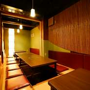 広めのテーブルを配置して、席にゆとりを持たせています。個室や半個室はもちろんですが、通常のテーブル席でも落ち着いた宴会が楽しめると思います。