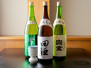 季節の珍しい銘柄も取り揃えた日本酒を用意