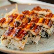 明石のソウルフードと言える『焼き穴子』。棒寿司は、椎茸の旨煮や海苔、赤紫蘇などをご飯に混ぜ、焼穴子にコクのあるタレをつかった人気メニュー。お土産にも最適。