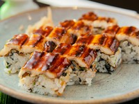 明石のソウルフードと言える『焼き穴子』。棒寿司は、椎茸の旨煮や海苔、赤紫蘇などをご飯に混ぜ、焼穴子にコクのあるタレをつかった人気メニュー。お土産にも最適。