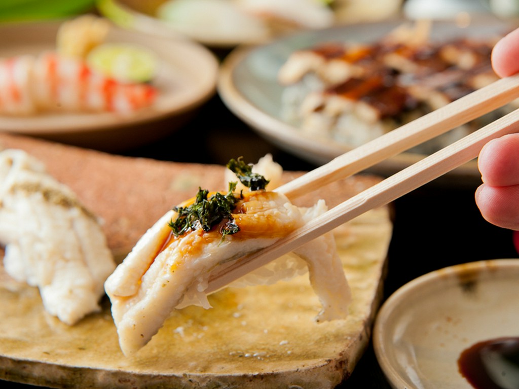 ほどよいコクのあるタレに、明石の岩海苔が絶妙な味わいの穴子