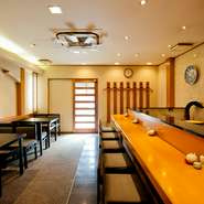 カウンター9席がメインのお店です。温かな雰囲気の中で、明石の魚を中心にした季節のお寿司を、存分に味わっていただけます。記念日などの大切なシーンにもぜひご利用ください。