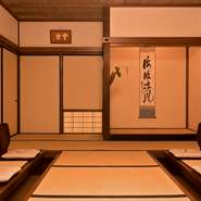 座敷とテーブル席の3種類の部屋とカウンター席があり、すべて靴を脱ぐスタイル。座敷は掘り式となり、足をおろして座れます。一見、格式が高そうな店ですが、いたってなごやかな雰囲気。ほっこりと、くつろげます。