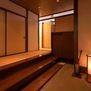 ビルの中とは思えない風雅な和の空間と季節の会席料理は、特別な会食や接待にも、ご満足いただける内容です。お祝い事には、器や掛け軸などの飾り物もそれにふさわしいものに。予約時に用途をお伝えください。