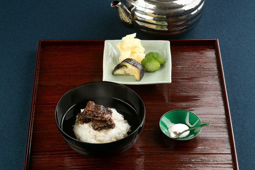 会席の〆は炊きたてのごはんでつくる『鰻山椒茶漬け』がお膳に