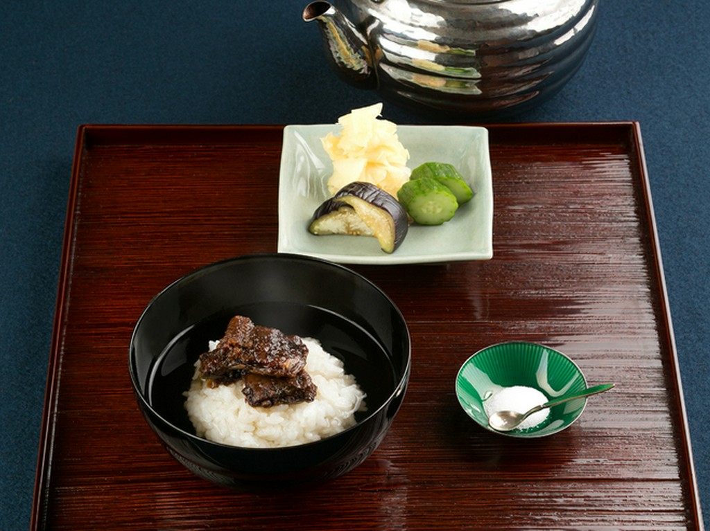 会席の〆は炊きたてのごはんでつくる『鰻山椒茶漬け』がお膳に