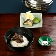 鰻茶漬けは【招福楼】が発祥。その本家の味わいを会席の〆に味わえます。炊きたてのごはんに、酒・しょうゆ・実山椒でじっくり煮た鰻を合わせ、京都のほうじ茶をかけて完成。サラサラッと後口が美しい味わいです。