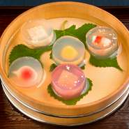 コース料理の最初の皿『先付』は、暦に応じた季節感を表現。7月は七夕の乞巧奠の供え物を表現し、鮑やフォアグラなどをゼリーに包んでいます。10月は重陽の節句にちなむなど、各月ごとの趣向を楽しめます。