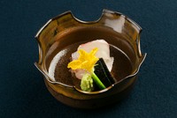 明石の鯛など、折々の旬の魚介そのものの旨みを堪能できます。花付キュウリや水前寺海苔など、ツマでも季節感を演出。しょうゆに加えて、魚介ごとに合う自家製たれを添えるなど、よりおいしい工夫に努めています。