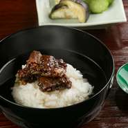 ３代目中村秀太良がお得意様から進物の依頼を受け、鰻山椒煮を考え、炮烙に入れて進物としたものが現代の鰻山椒煮の始まりです。是非とも発祥の味をご賞味くださいませ。（ご希望の際は予約時にお申し付けください）