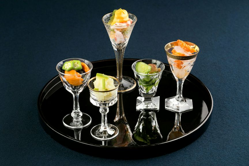 季節の味覚を慈しみ、遊び心がある器で表現する『八寸』