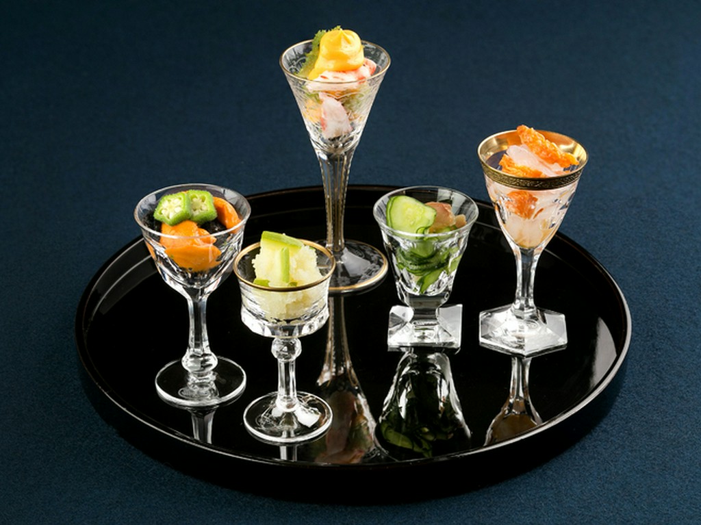 季節の味覚を慈しみ、遊び心がある器で表現する『八寸』