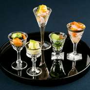 コース料理の一品『八寸』は、季節の食材が集ういっそう華やかな皿。夏は涼味を届けるため、輪島塗りの盆にリキュールグラスを配するなど、遊び心を演出。鱧の塩辛など、海と山の旬の珍味を美しく盛り付けます。