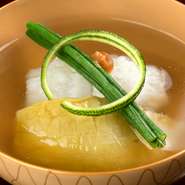 旬の素材の味に寄り添い、引き出す出汁は日本料理の命。函館を中心に穫れる上品な味わいの『山出し昆布』と、同じく品のある味わいに仕上がる『血合い抜き本枯れ鰹節』を用い、毎日、丁寧に一番出汁をとっています。