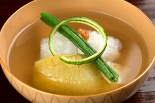日本料理の味わいの基本となる出汁をとる『昆布』と『鰹節』