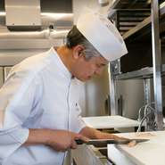 季節の料理とともにくつろいでいただくため、誠心誠意のおもてなしを旨としています。　記念日などのサプライズのお手伝い、アレルギー対応の食材調整などもいたします。予約時にぜひ、詳細をご相談ください。