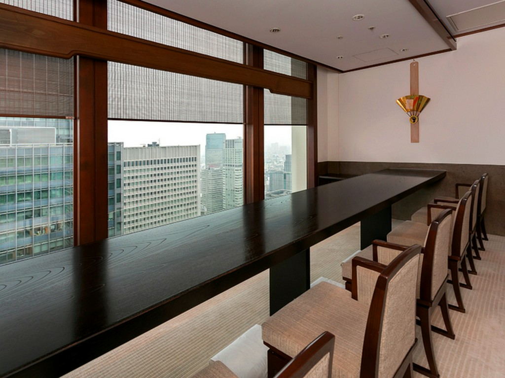 結婚記念日や誕生日など、ご夫妻のデートにも憩える料理と空間