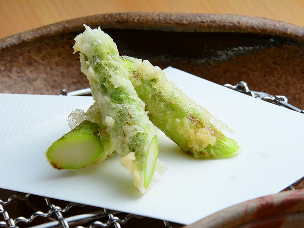 天ぷらの揚げ油には、「太白胡麻油」を100％贅沢に使用