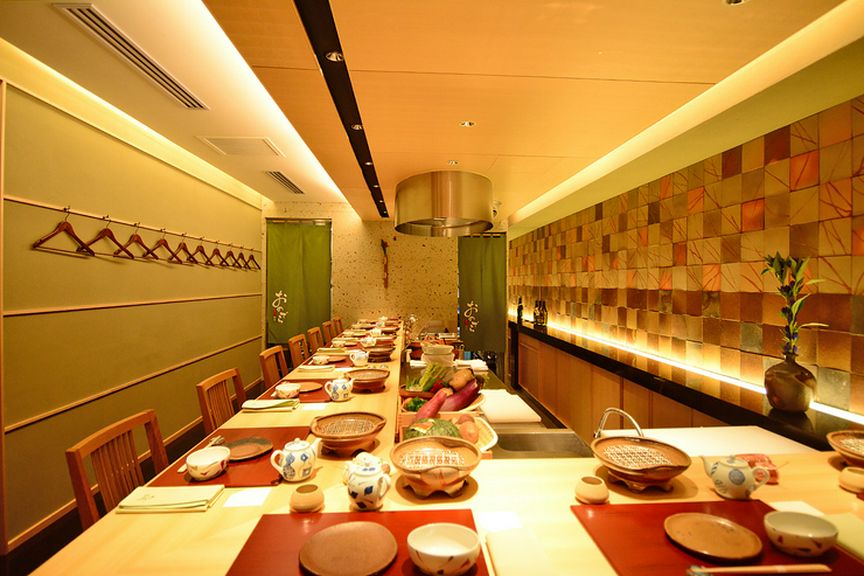 壁のタイルは備前焼! 高級感は味だけでなく、雰囲気からも