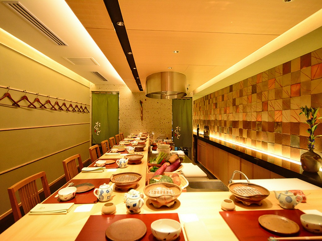 壁のタイルは備前焼！　高級感は味だけでなく、雰囲気からも