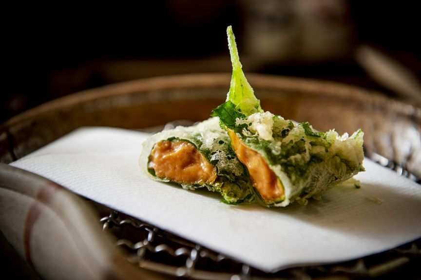 野菜と魚介類。特に蘭のコースにしか入らない雲丹の天ぷらはオススメです。