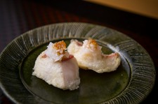 野菜と魚介類。特に蘭のコースにしか入らない雲丹の天ぷらはオススメです。