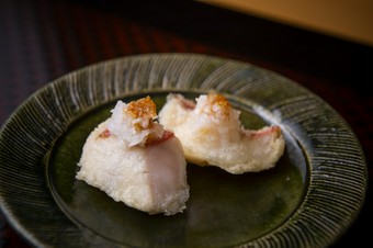 雲丹の天ぷらや、鮑などの特選食材を使った天ぷらを含む贅沢なコース。