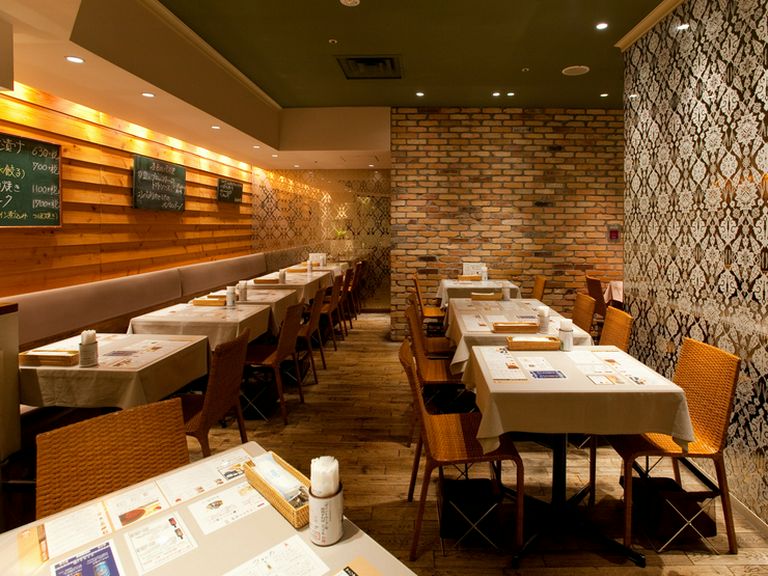 異国情緒あふれる店内空間で、非日常へタイムスリップ