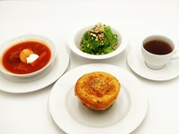 ボルシチ・つぼ焼き・はと麦と緑のサラダ・お飲み物
