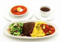 ボルシチ・オムライス・ハンバーグ・緑のサラダ・お飲み物