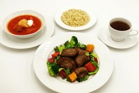 ボルシチ・柔らかい牛肉のステーキ、サラダ仕立て・16種の雑穀入りご飯・お飲み物
