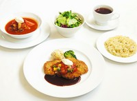 ボルシチ・豚ロース肉の香草パン粉焼き、アジカソース(ジョージアのスパイシーソース)・8種の穀物入りバターライス・はと麦と緑のサラダ・お飲み物