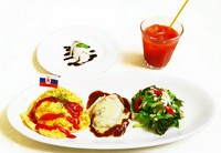 オムライス・チーズハンバーグ・サクサクはと麦とチキンのサラダ・アイスクリーム・お飲み物・選べるおもちゃ付き